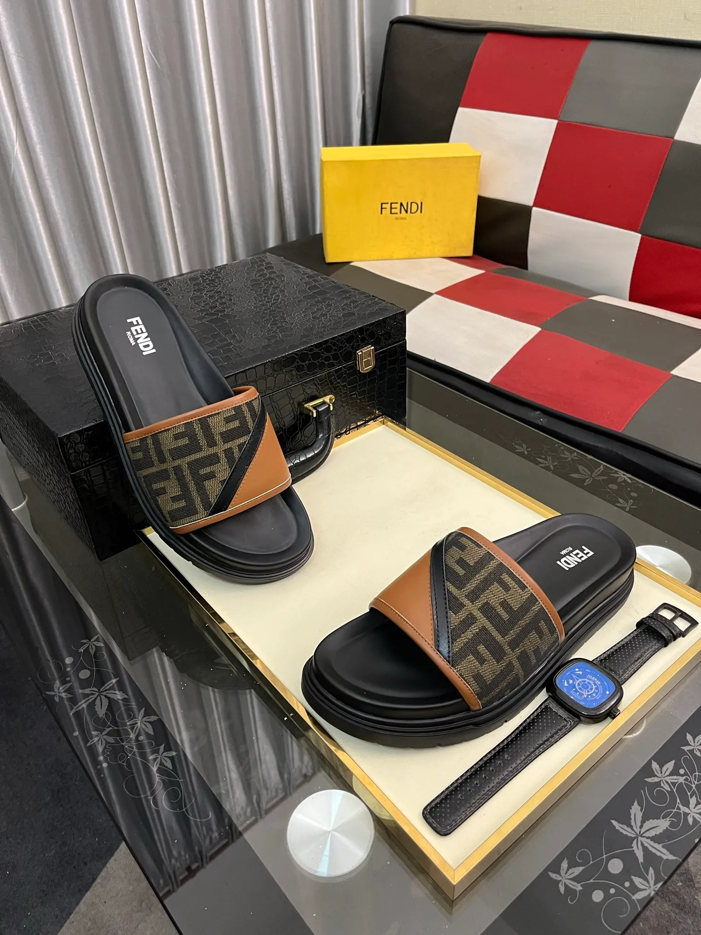 Men's men's shoes💰320⌚️⌚️FENDI Fendi slippers and sandals are shipped💄How can this summer be without the blessing of little monsters💄Original imported special hardware decorative pattern➕Original private model outsole! Details determine success or failure, good quality is not afraid of magnifying details! It feels super comfortable on your feet! This summer you need a pair of trendy, cool and comfortable sandals👣 Standard size: 38-443️⃣Colors available
